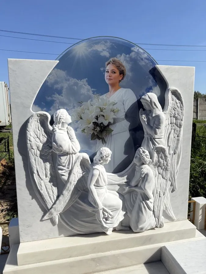 Мемориал из белого мрамора с барельефом ангелов и портретом на стекле