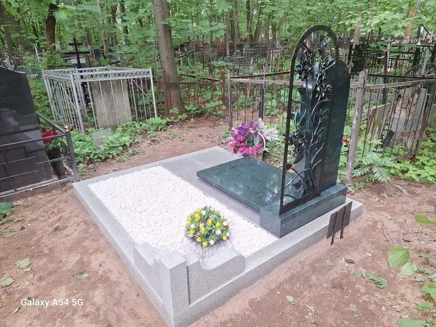 Памятник из зелёного гранита с кованой вставкой